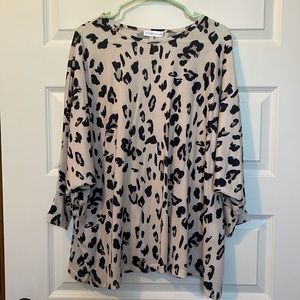 🐆🖤NWOT Anim print lightweight sweater Top🖤🐆